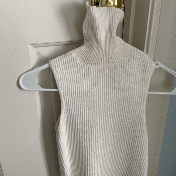 Turtle Neck Crop Top - Picture 3 of 4